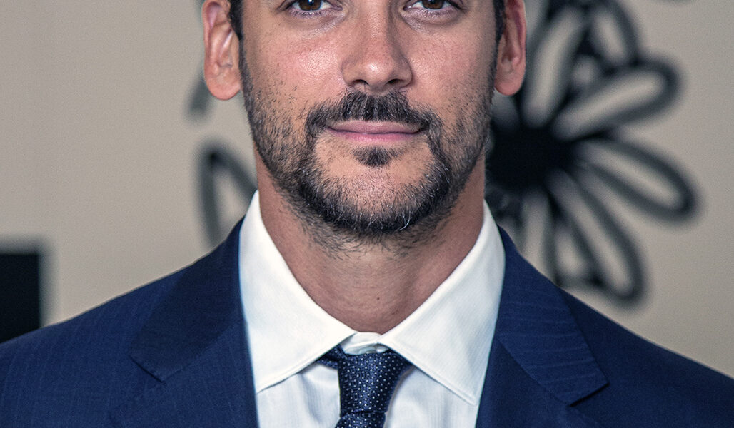 Joaquín Basanta, fundador de Agro Sustentable, con traje azul y corbata, posa para una foto institucional como referente de la agricultura sostenible.