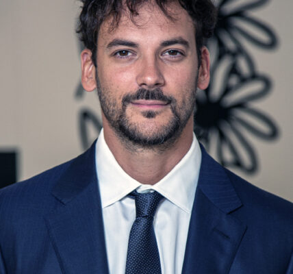 Joaquín Basanta, fundador de Agro Sustentable, con traje azul y corbata, posa para una foto institucional como referente de la agricultura sostenible.