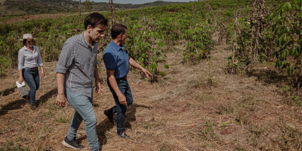 Matías Imperiale, junto a productores locales, recorren cultivos sustentables en Mendoza tras la certificación Wipo Green por prácticas agrícolas orgánicas.