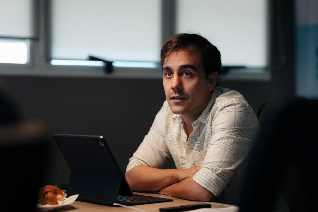 Matías Imperiale, ingeniero agrónomo y cofundador de Agro Sustentable, durante una reunión de planificación estratégica sobre soluciones sostenibles para el agro.