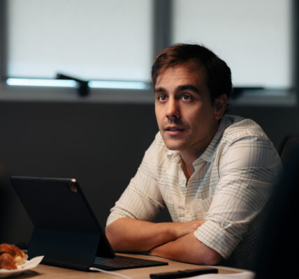 Matías Imperiale, ingeniero agrónomo y cofundador de Agro Sustentable, durante una reunión de planificación estratégica sobre soluciones sostenibles para el agro.