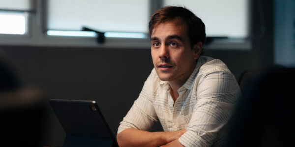 Matías Imperiale, ingeniero agrónomo y cofundador de Agro Sustentable, durante una reunión de planificación estratégica sobre soluciones sostenibles para el agro.