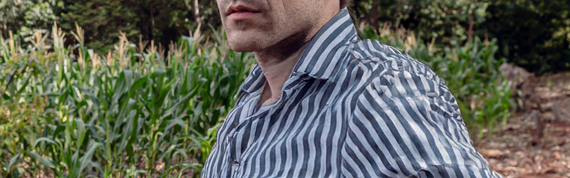 Matías Imperiale en campo analizando cultivos agroecológicos como parte de su trabajo en Agro Sustentable.
