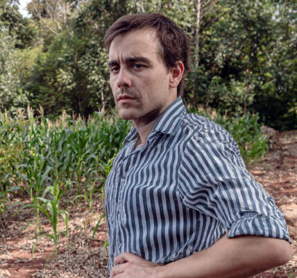 Matías Imperiale en campo analizando cultivos agroecológicos como parte de su trabajo en Agro Sustentable.