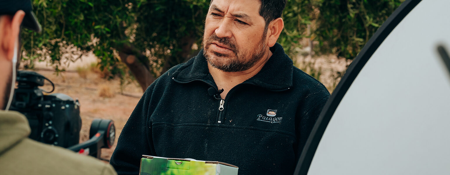 Productor rural sostiene una caja de BIOFERT GTG X durante una entrevista en un viñedo orgánico de La Rioja.