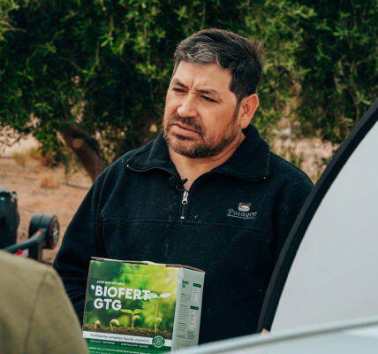 Productor rural sostiene una caja de BIOFERT GTG X durante una entrevista en un viñedo orgánico de La Rioja.
