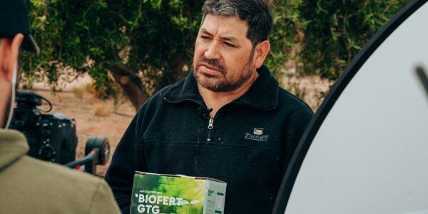 Productor rural sostiene una caja de BIOFERT GTG X durante una entrevista en un viñedo orgánico de La Rioja.