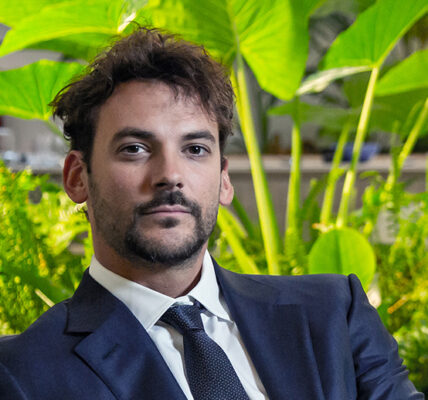 Retrato de Joaquín Basanta, ejecutivo de Agro Sustentable, destacando su enfoque hacia prácticas agrícolas sostenibles en olivares, rodeado de un ambiente natural.