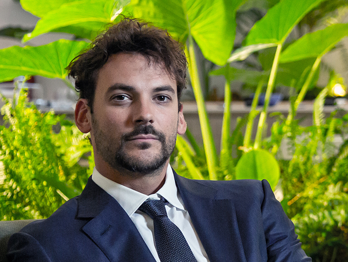 Retrato de Joaquín Basanta, ejecutivo de Agro Sustentable, destacando su enfoque hacia prácticas agrícolas sostenibles en olivares, rodeado de un ambiente natural.