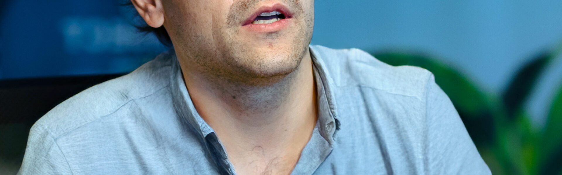 Matías Imperiale expone sobre el valor de los olivares en la biodiversidad durante una reunión de Agro Sustentable.