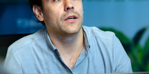 Matías Imperiale expone sobre el valor de los olivares en la biodiversidad durante una reunión de Agro Sustentable.